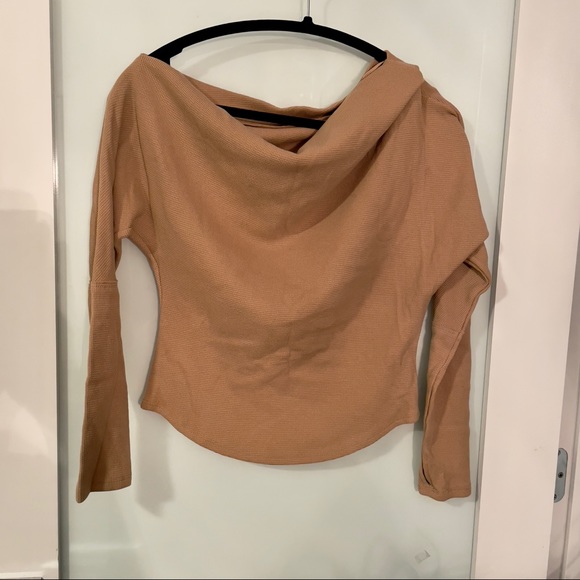 BRAND NWT 🏷️🏷️ FREE PEOPLE OFF SHOULDER LONG SLEEVE TOP SIZE SMALL PALE CAMEL - Picture 6 of 6
